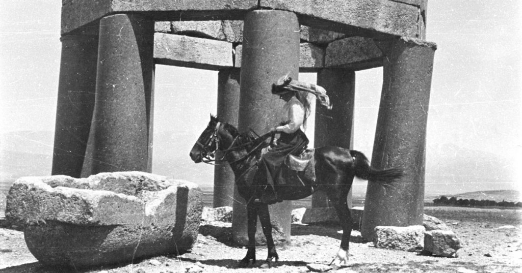 Une aventurière en Irak : Gertrude Bell de Zeva Oelbaum et Sabine Krayenbuhl – Between the Rivers Productions (USA) en coproduction avec YUZU Productions en collaboration avec ARTE France, 2016, 88&nbsp;min.
